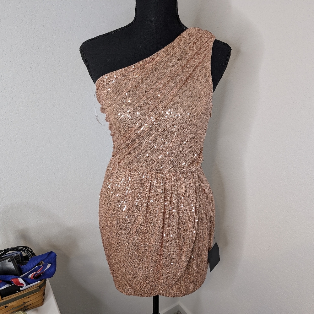 💘 Lulus Side of Glam Rose Gold Sequin One-Shoulder Tulip Mini Dress - Picture 6 of 9